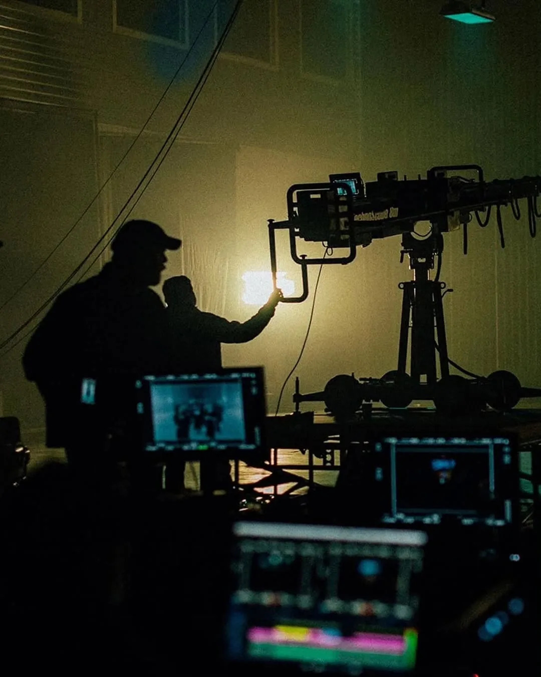 On-set behind-the-scenes lighting rig